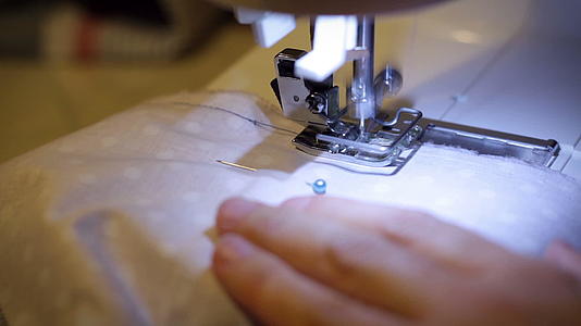 女人在家缝纫机上缝纫视频的预览图