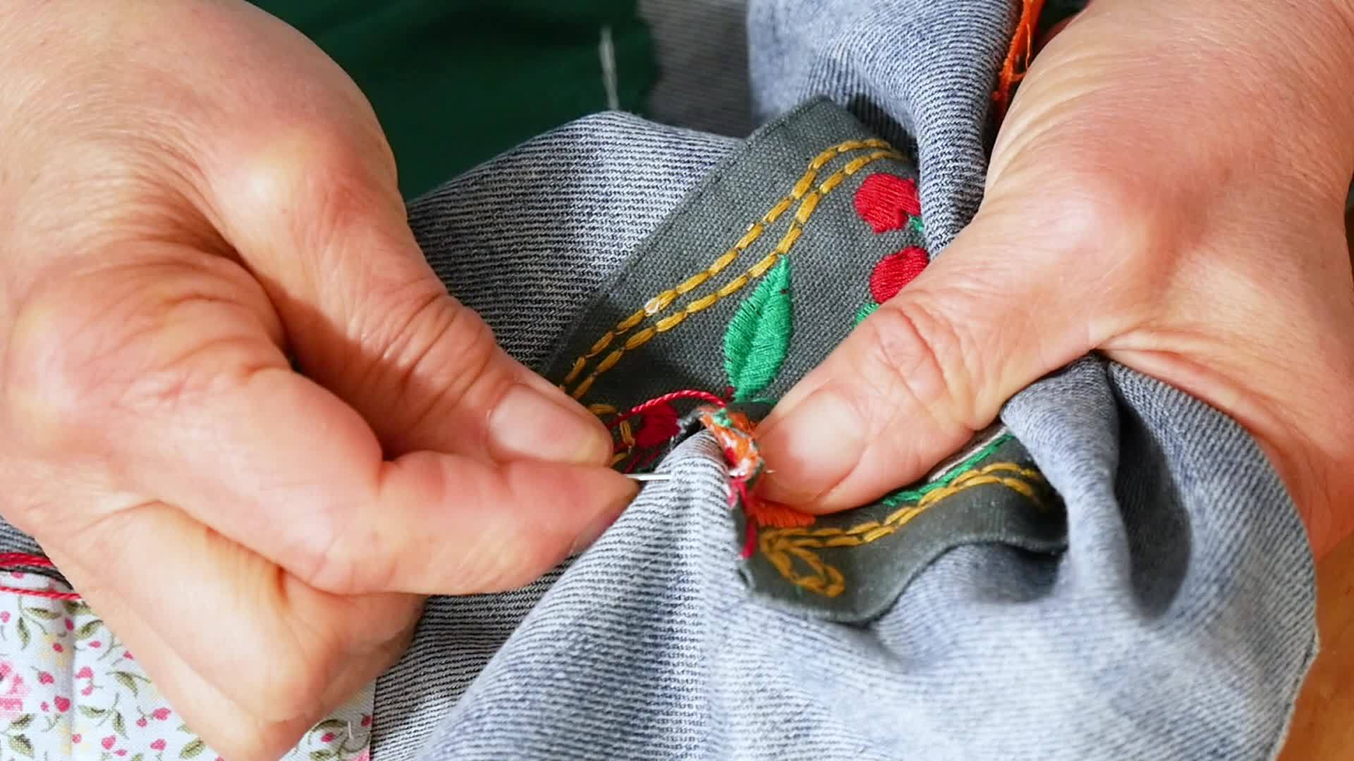 老妇亲手缝织视频的预览图