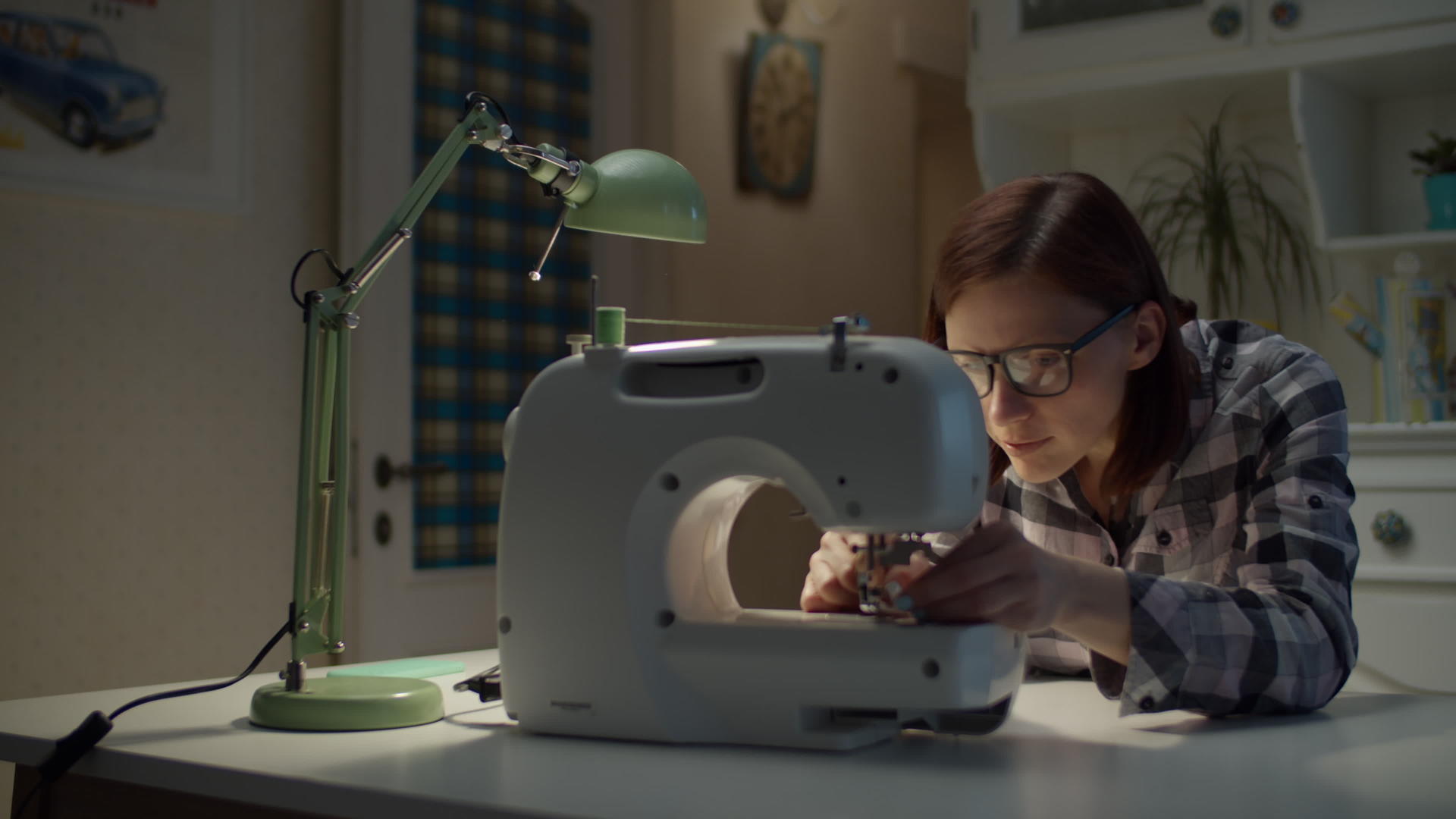 30多岁的年轻女性正在调整在家工作的缝纫机戴眼镜视频的预览图