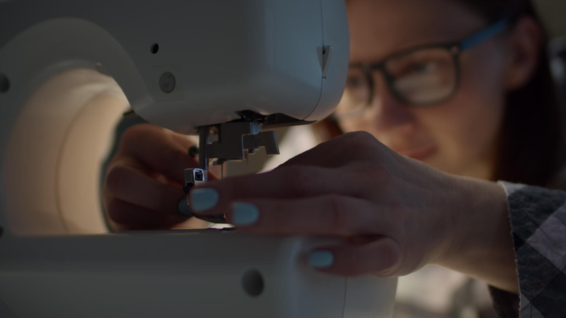 30多岁的年轻女性在家工作的缝纫机上戴着针和眼镜视频的预览图
