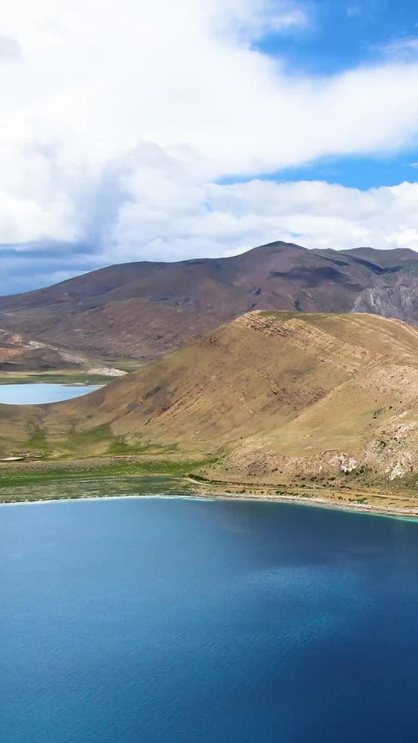 西藏蓝色圣湖羊湖与湖中小岛日托寺视频视频的预览图