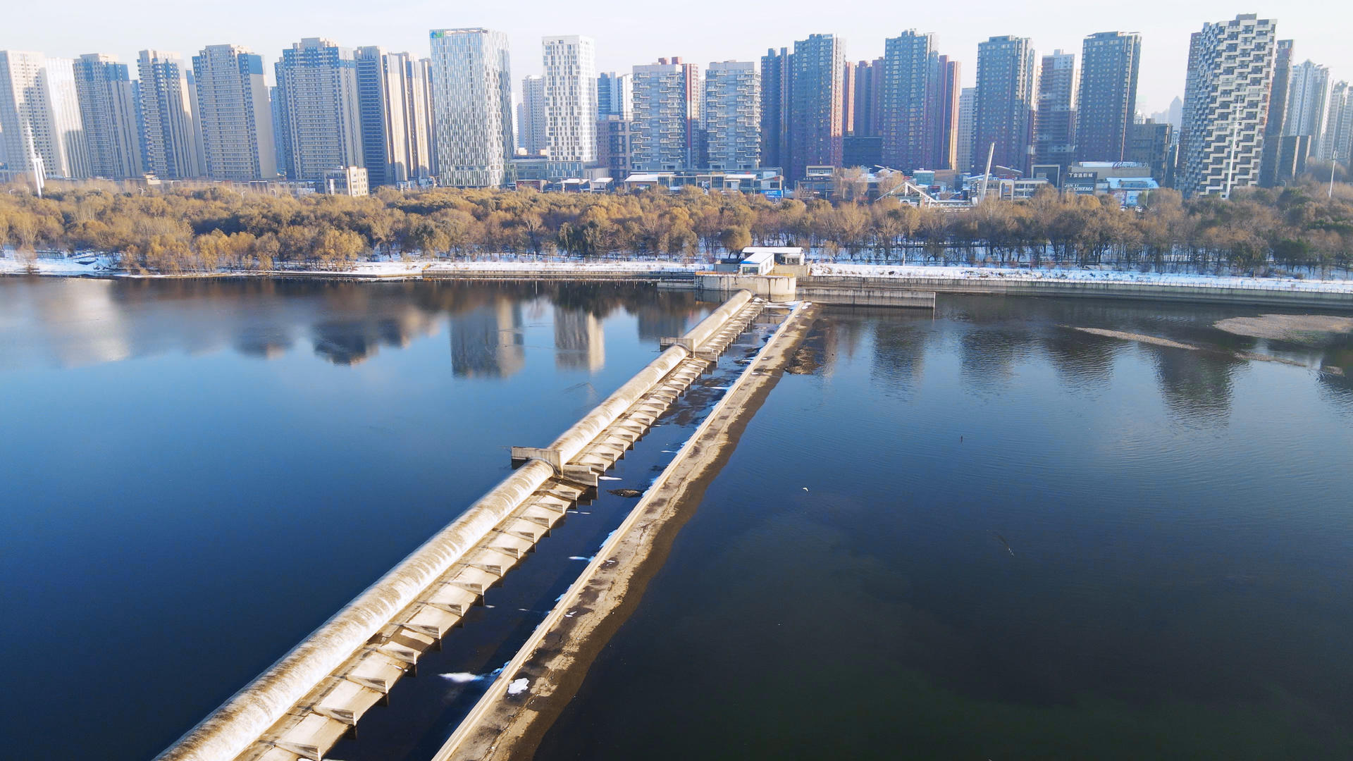 4K大气航拍沈阳盛京冬季浑河城市雪景视频的预览图