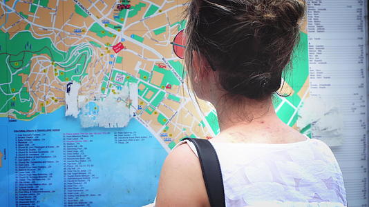 检查美丽的旅游女性和游客的城市地图视频的预览图
