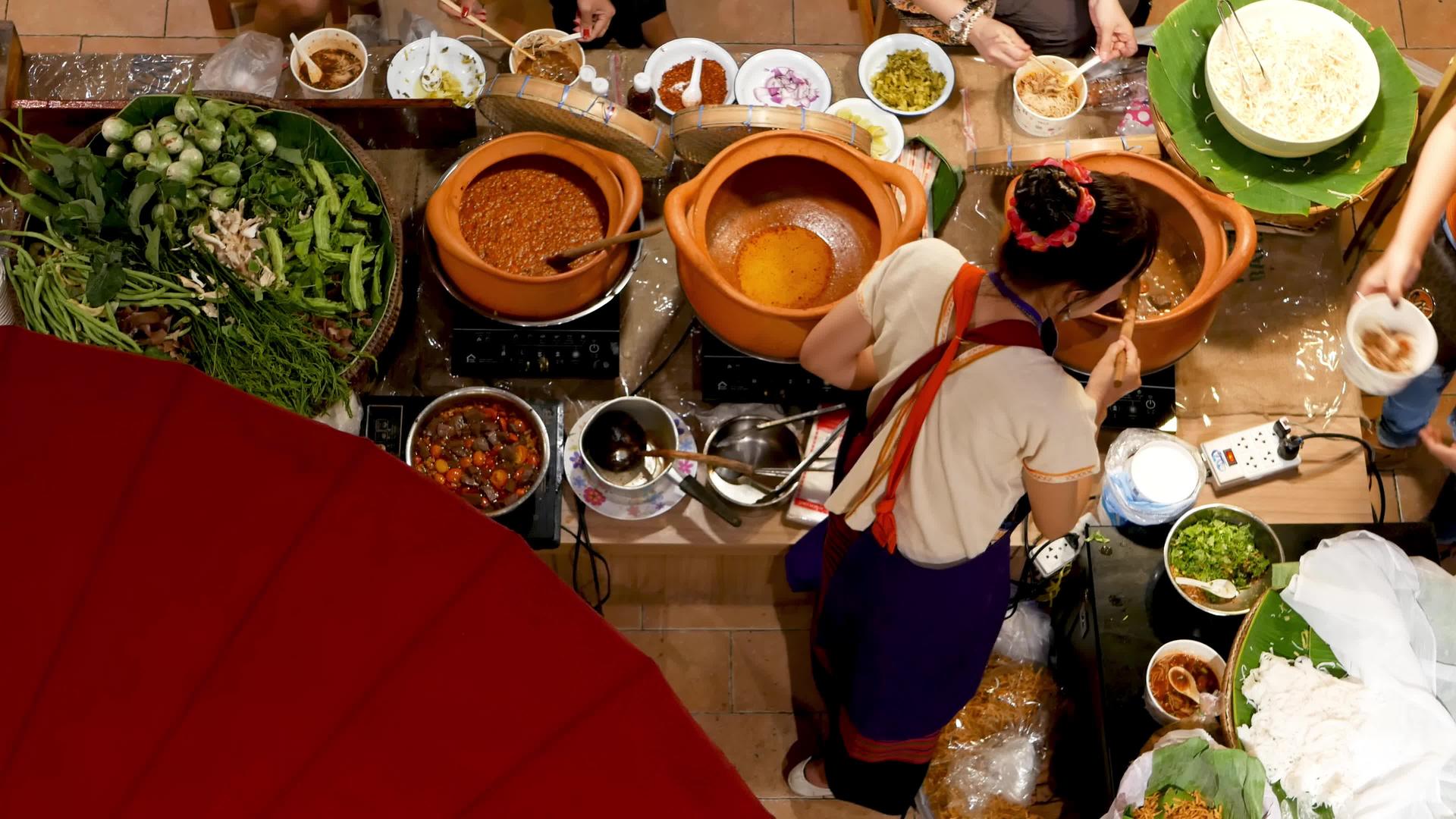 在亚洲食品广场出售食品的匿名女性面目全非的女性卖家视频的预览图