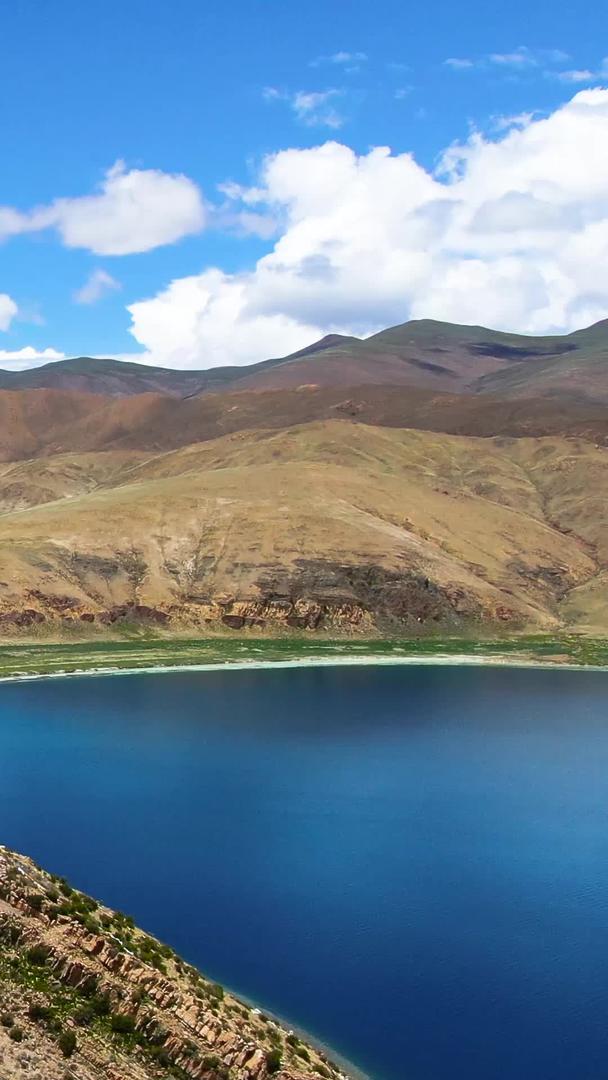 西藏蓝色圣湖羊湖与湖中小岛日托寺视频视频的预览图