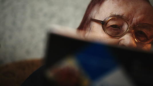 戴眼镜的老妇人正在看书视频的预览图
