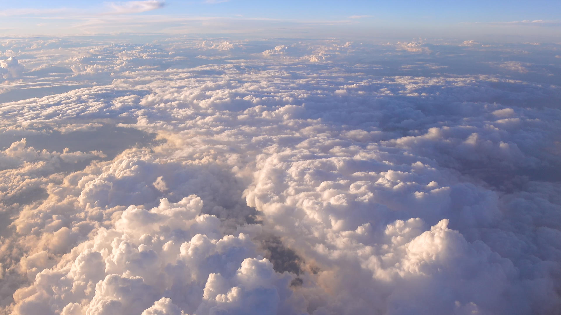 万米高空云层之上俯瞰云海景观仙境的幻觉自然世界天空素材视频的预览图