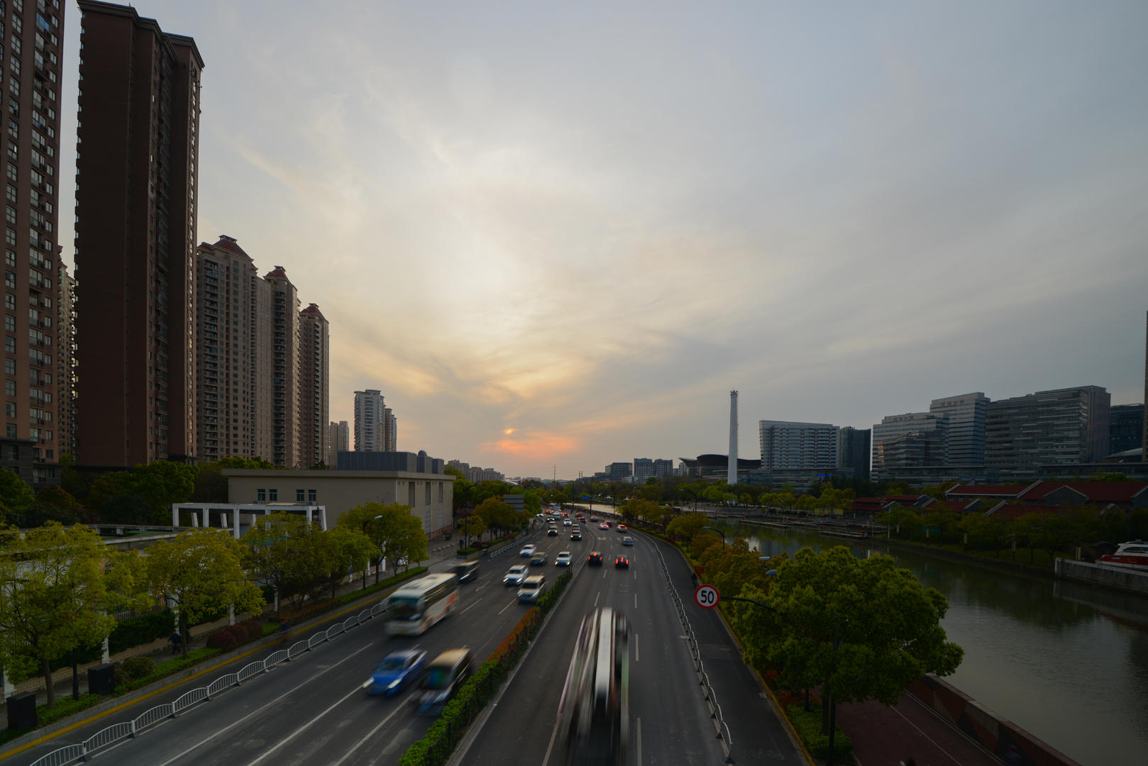上海街道高架立交车流晚霞延时视频的预览图