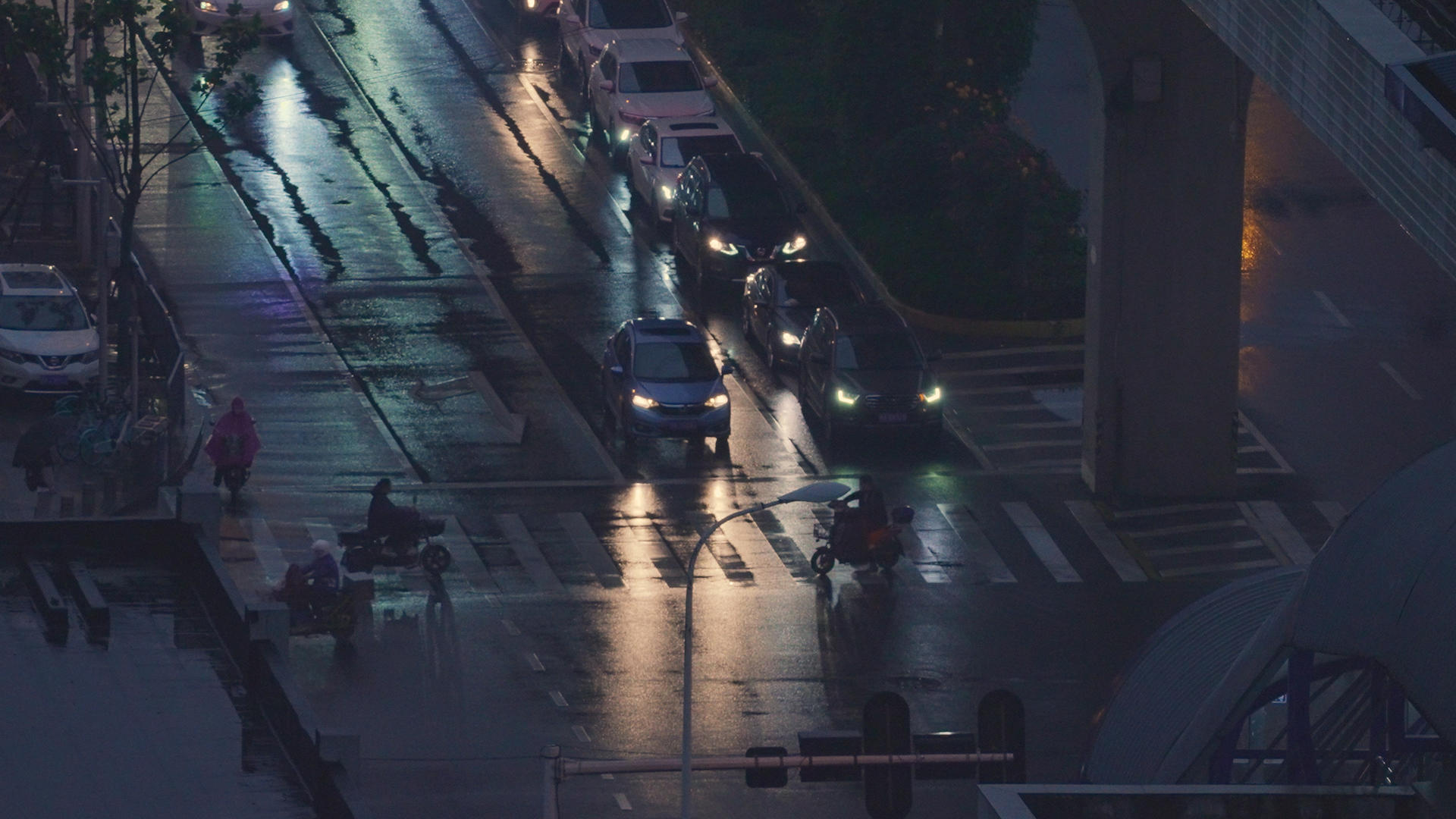 城市夜景道路交通红绿灯斑马线汽车街景4k素材视频的预览图