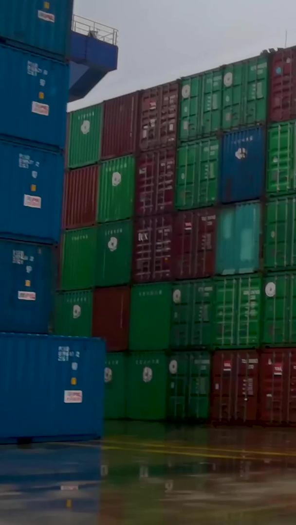 湖北黄石新港智慧港集装箱堆放区视频的预览图
