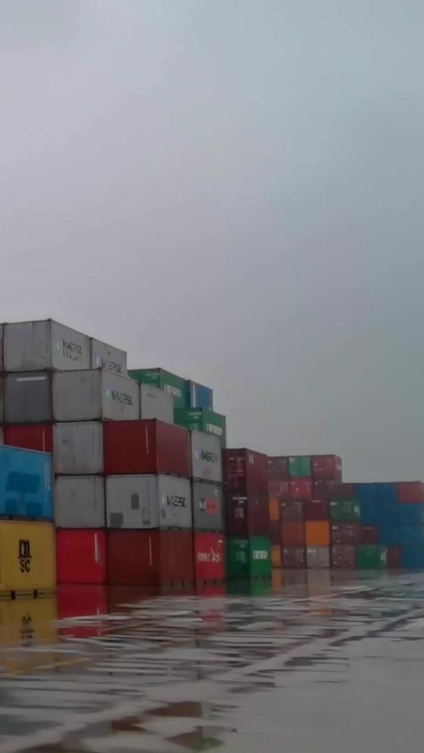 湖北黄石新港智慧港集装箱堆放区视频的预览图