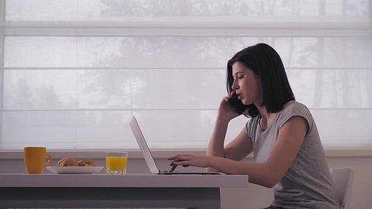 女士使用智能手机和PC在平方视频的预览图