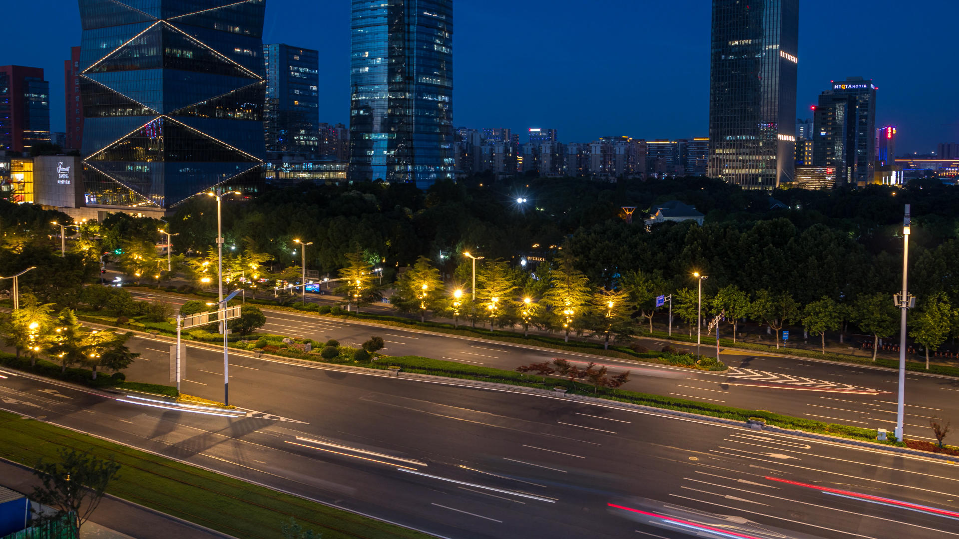 南京河西CBD夜晚车流延时视频的预览图