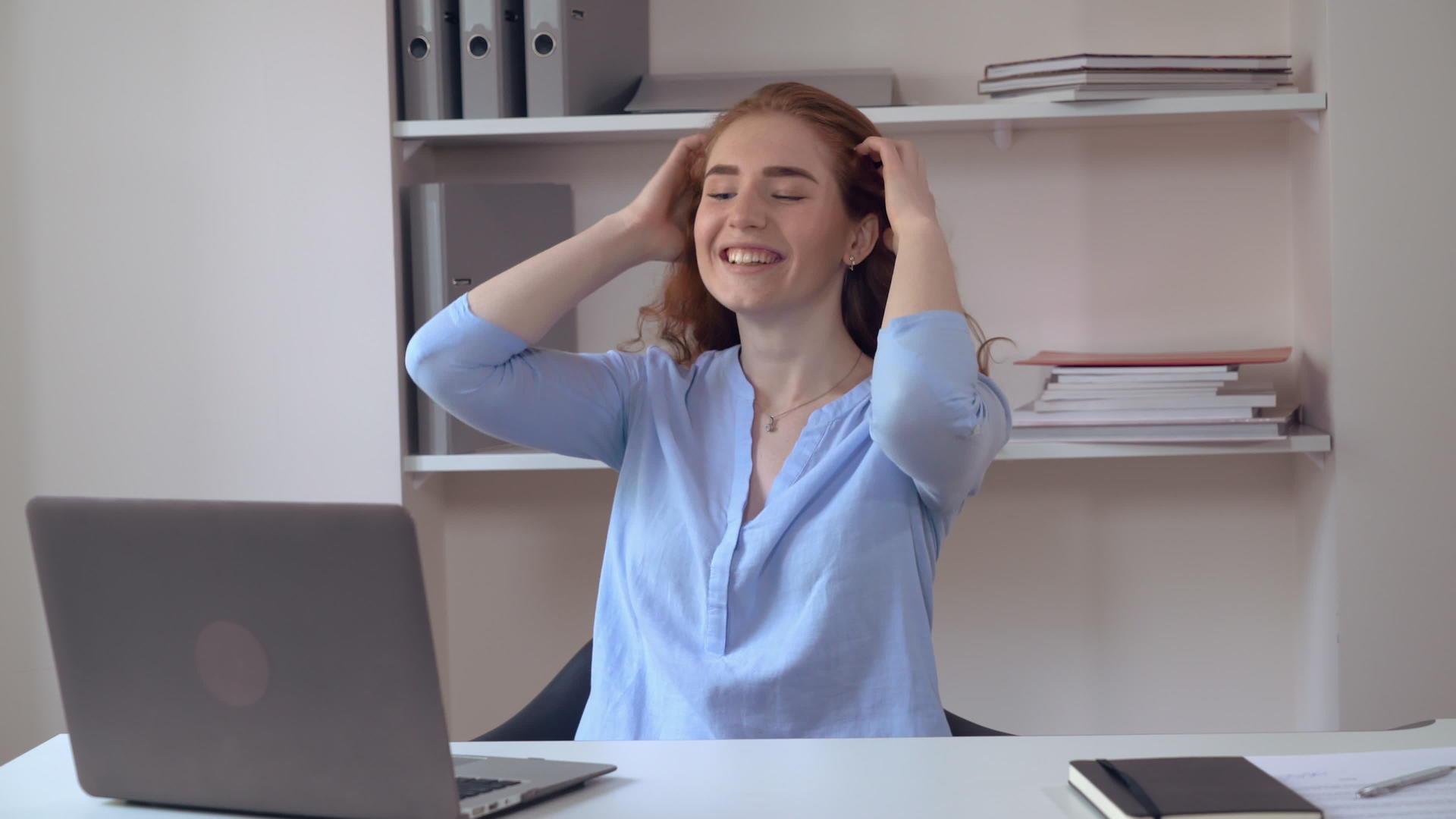 红发女性在家庭办公室休息视频的预览图