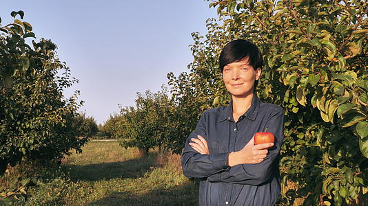 果园里的园丁肖像视频的预览图