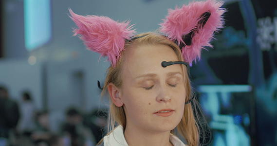 女性脑电波控制猫耳朵视频的预览图