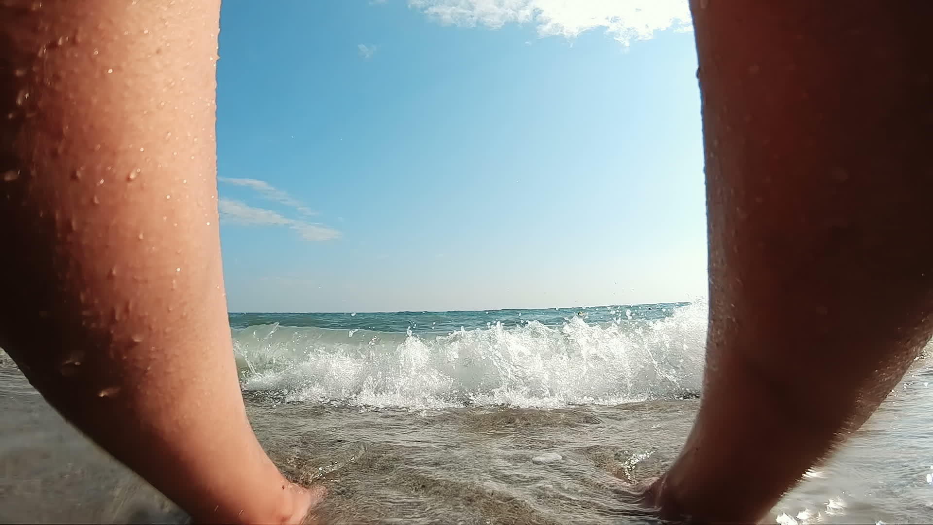 雌脚在浅海的波浪中喷洒慢动作视频的预览图