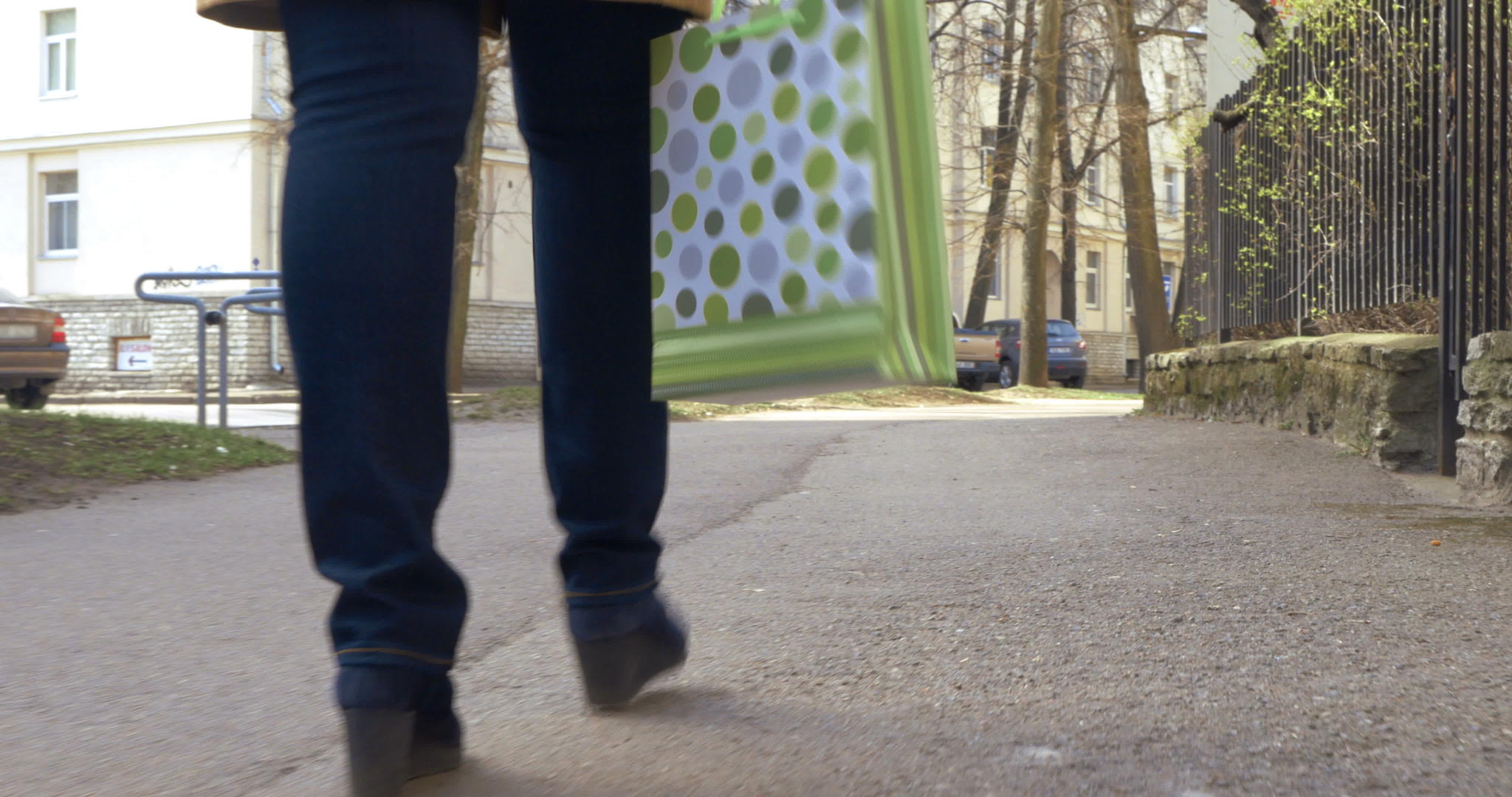 妇女用绿色购物袋走路视频的预览图