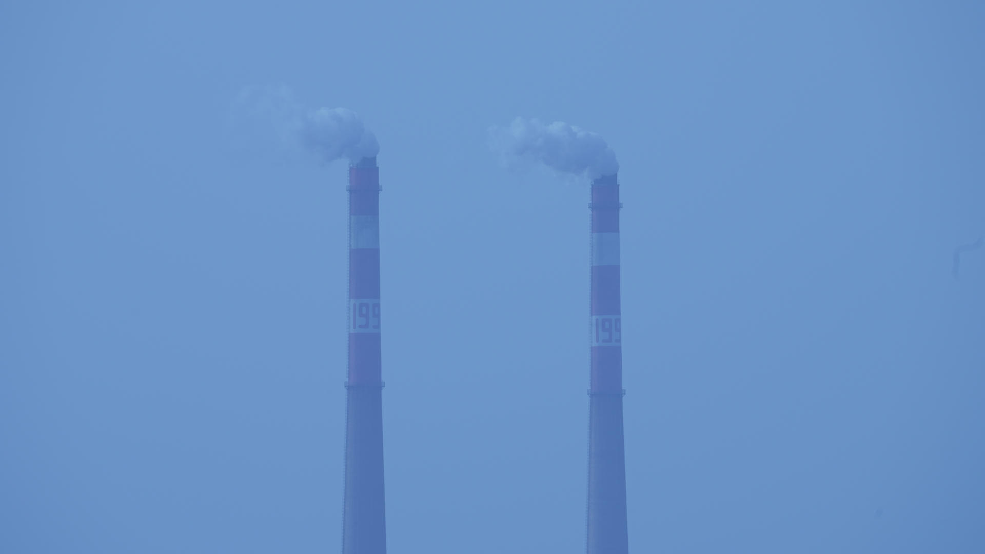 城市周边工厂冒着烟雾的烟囱能源环保4k素材视频的预览图
