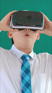 戴VR眼镜的男生竖构图视频视频的预览图