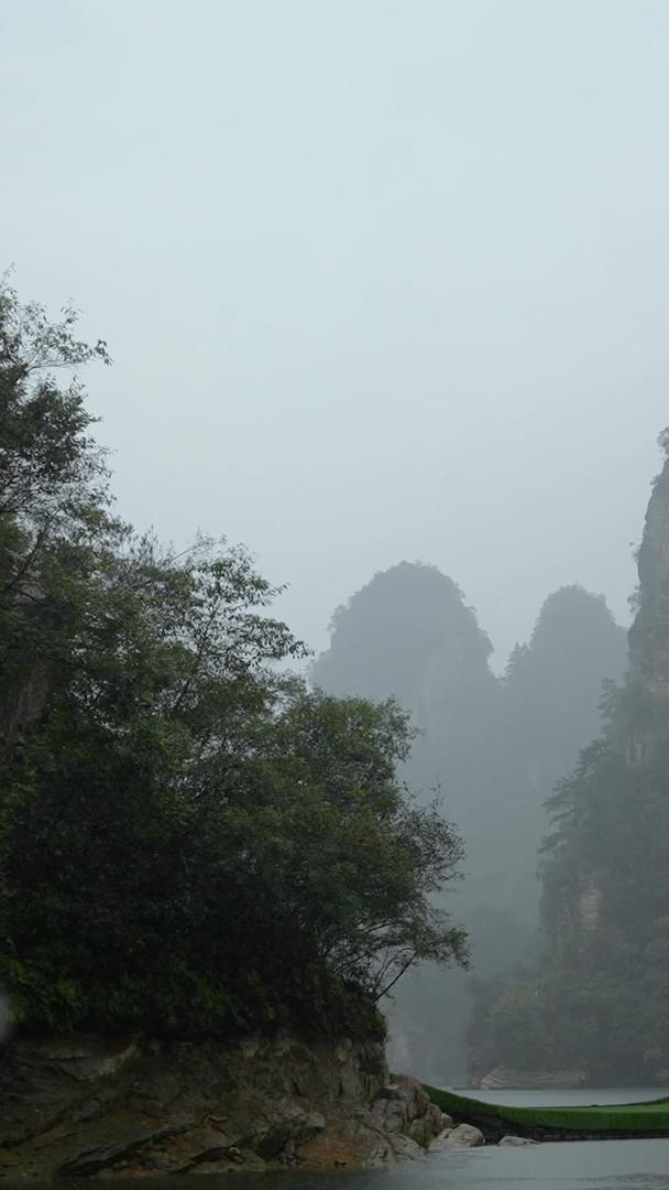 雨天湖南4A级旅游景点张家界宝峰湖阴雨天气素材视频的预览图