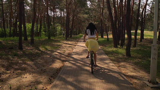 一个红头发的女孩骑自行车视频的预览图