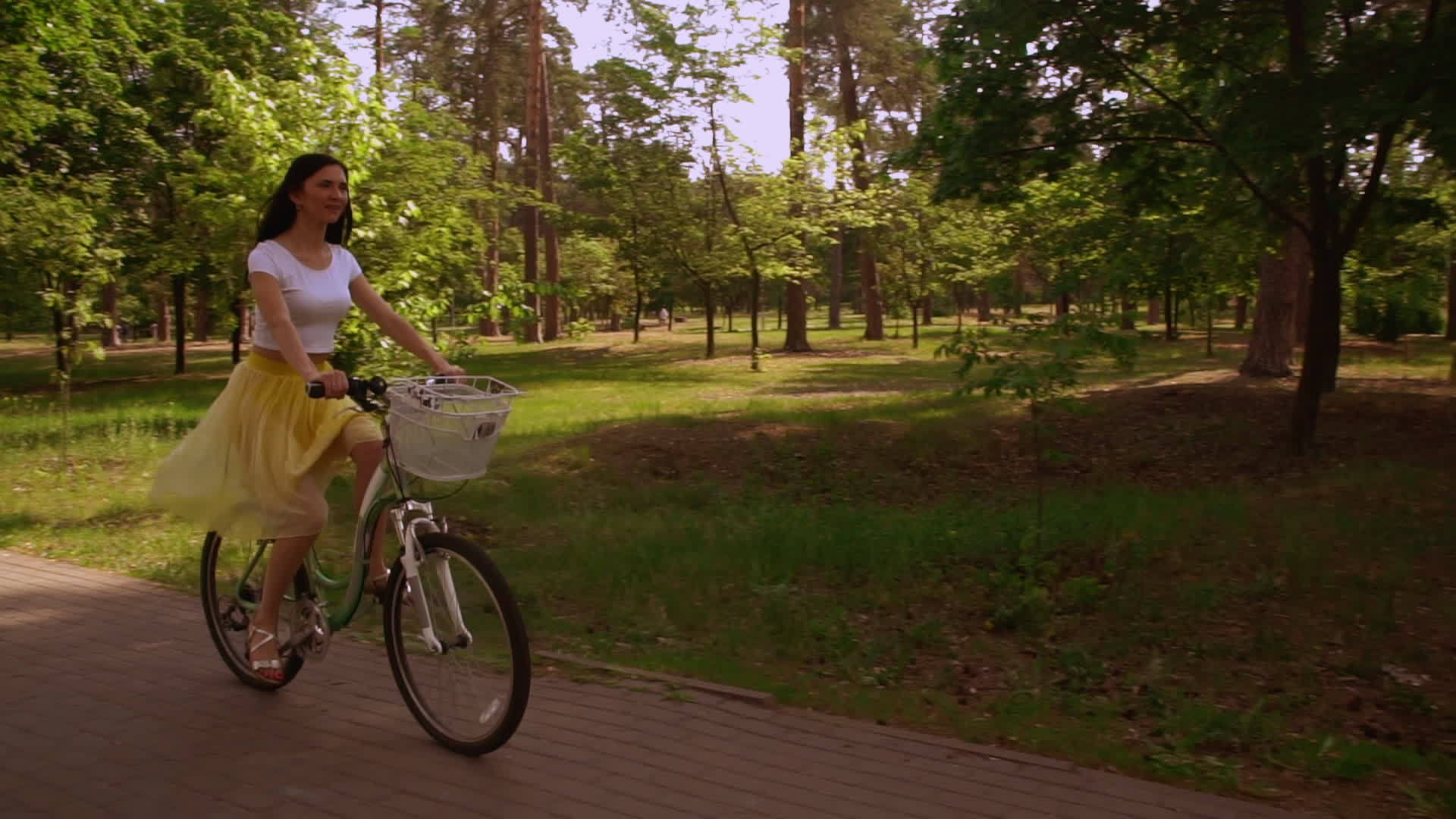 快乐的女孩骑自行车视频的预览图