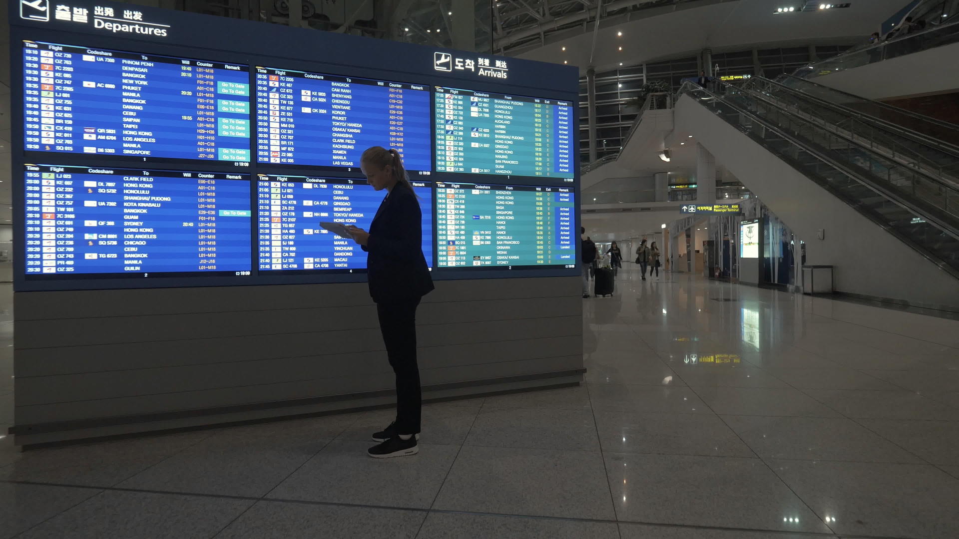 女性在机场飞行日程中使用的平板电脑视频的预览图