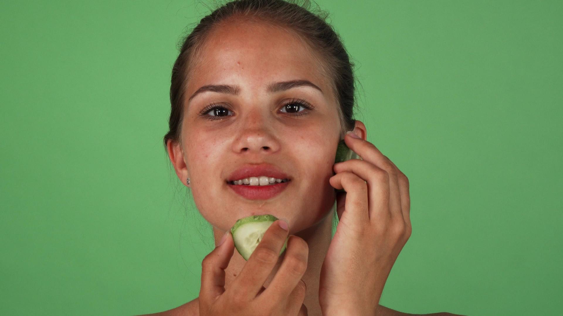美女用黄瓜片按摩脸部视频的预览图