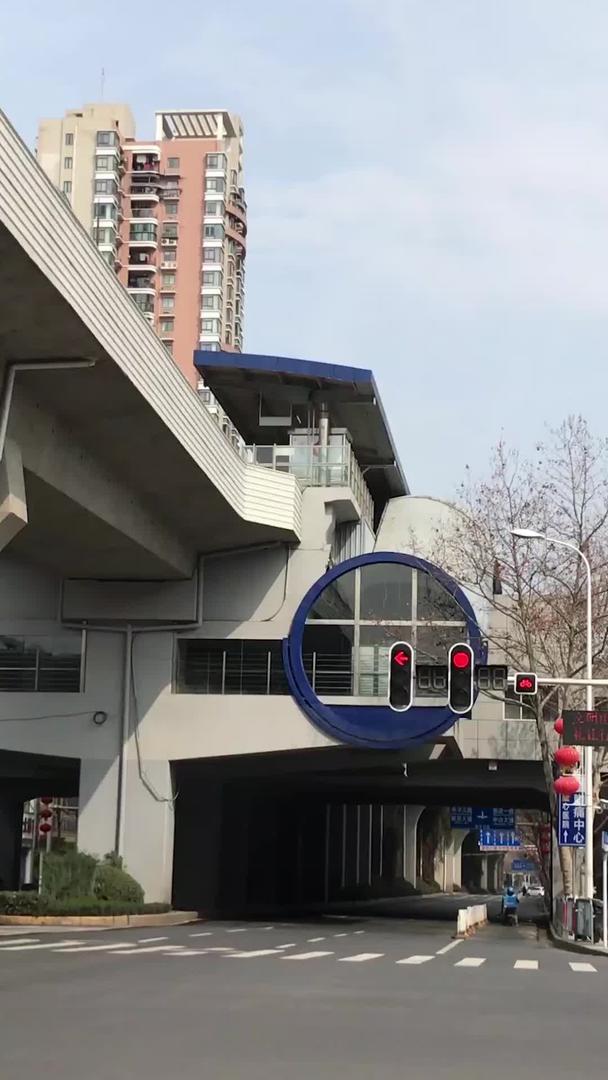 封城期间武汉空旷的道路和封闭的轻轨站视频的预览图