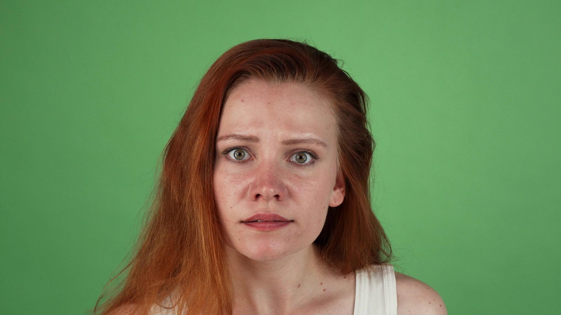 愤怒的红发女人在绿色染色体上视频的预览图