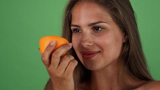 快乐地笑着抱着美丽的橙色女士视频的预览图