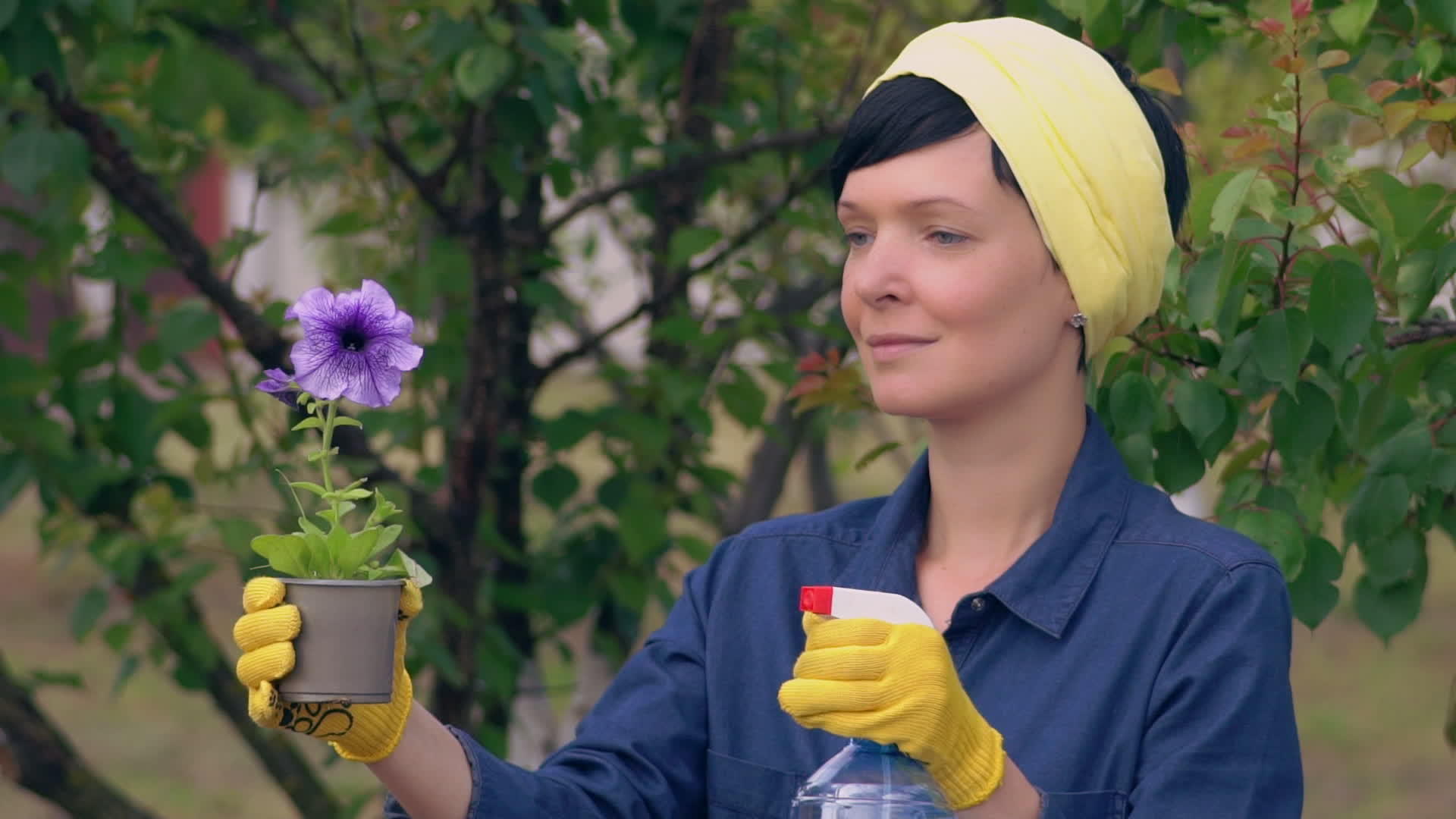 女孩和植物穿着黄色的工作安全手套视频的预览图
