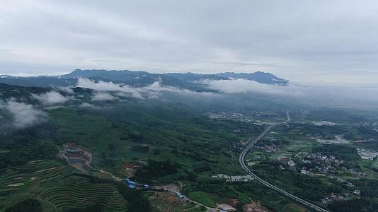 航拍山间清晨云雾缭绕自然风光视频的预览图