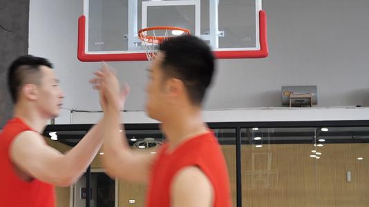 篮球运动员击掌视频的预览图