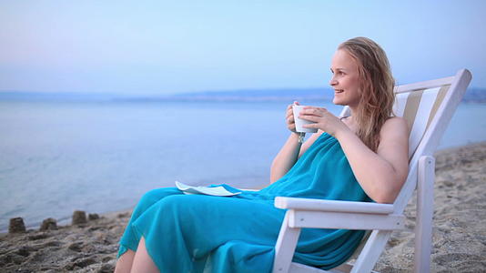 女人在海边喝杯茶视频的预览图