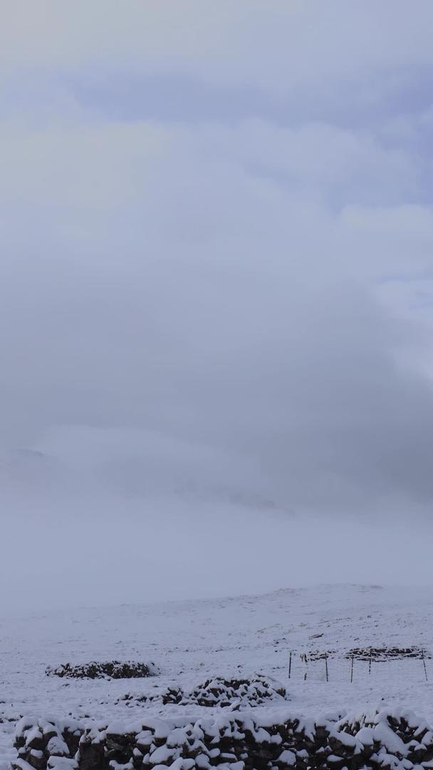 西藏山顶延时视频被白雪覆盖视频的预览图