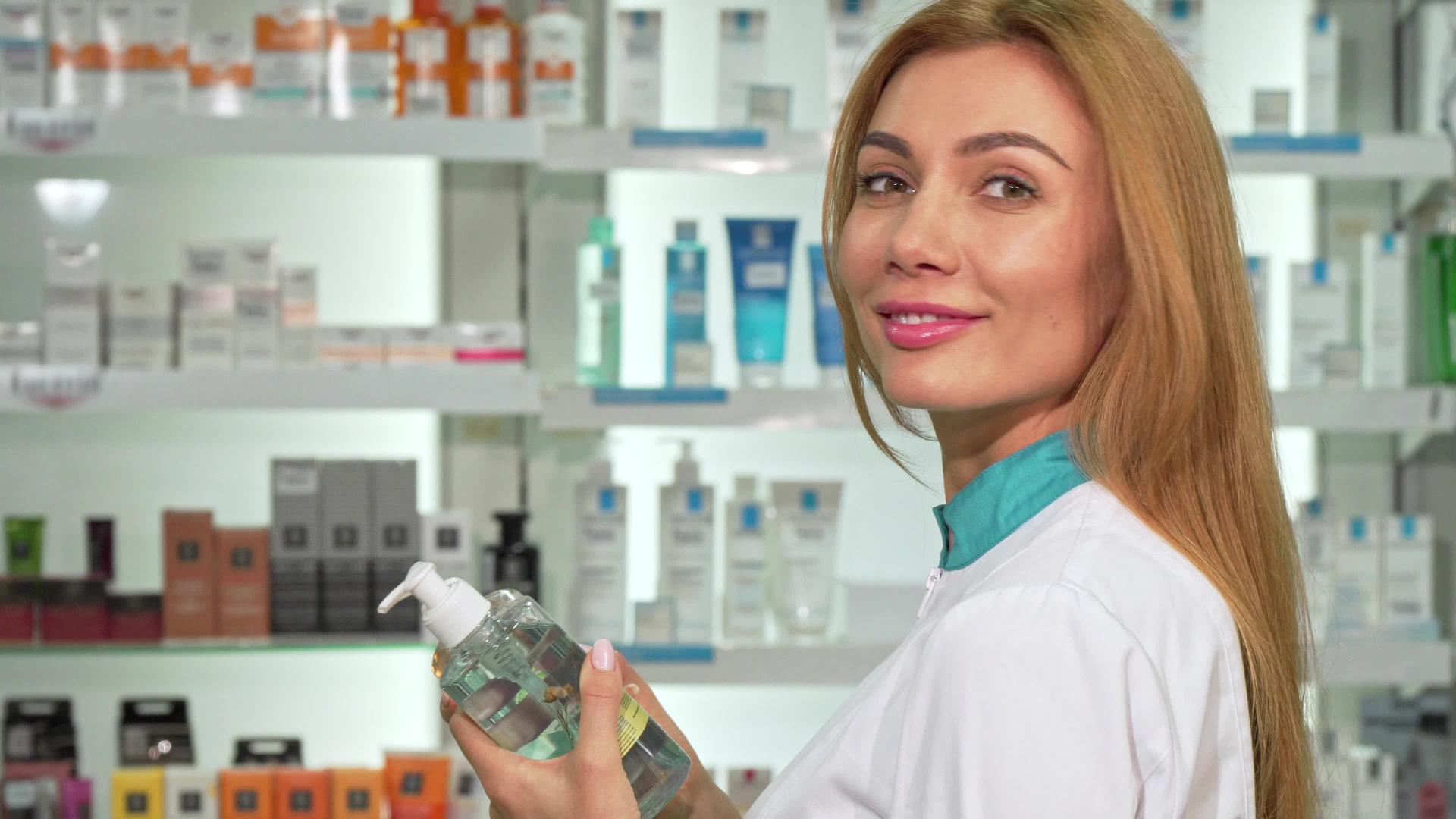 女药师对着镜头微笑拿着两瓶药水瓶视频的预览图
