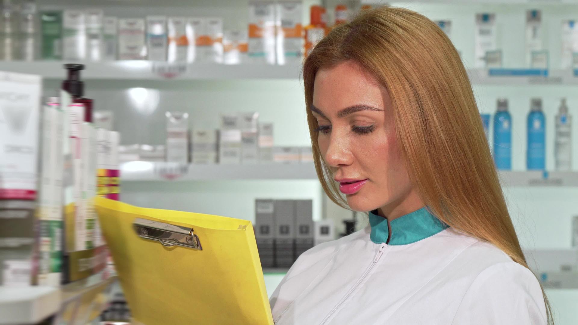 女化学家在药店工作时对着镜头微笑视频的预览图
