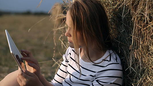 农村有触摸垫的年轻女性视频的预览图