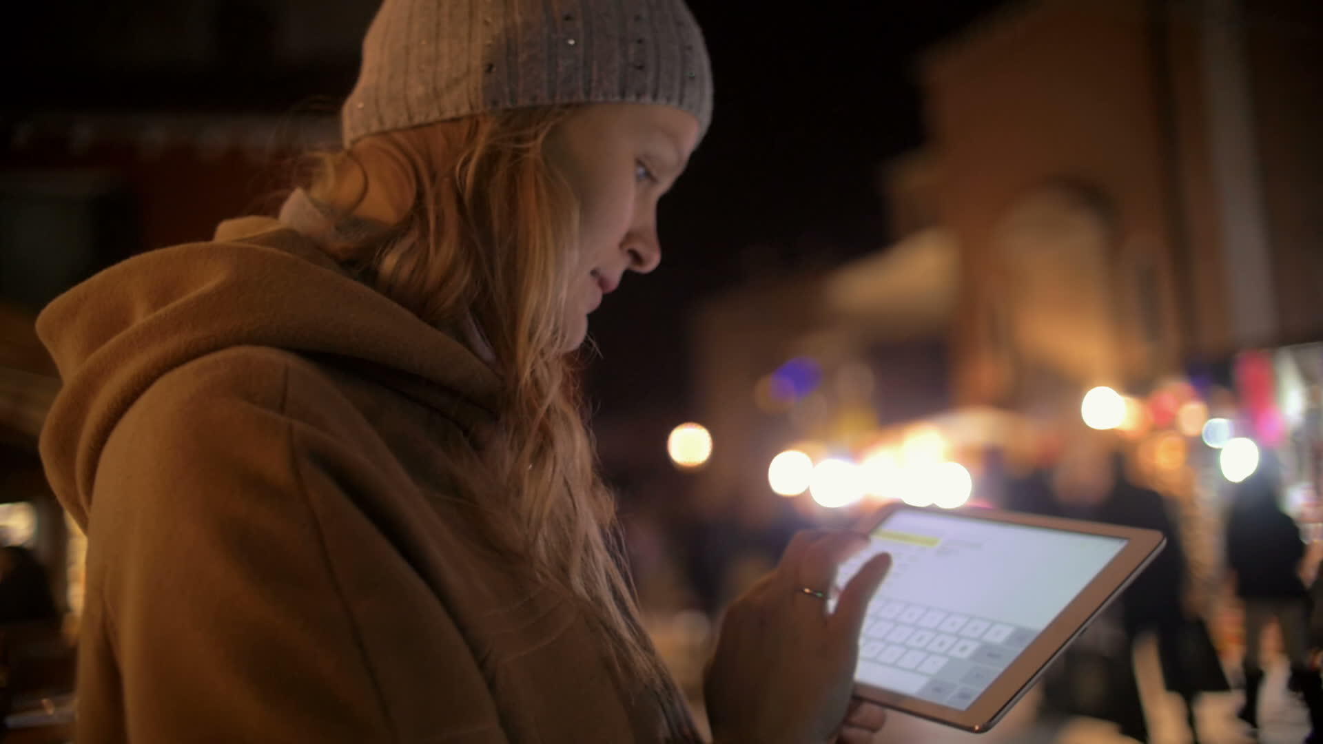 晚上街上使用平板电脑的年轻女性视频的预览图