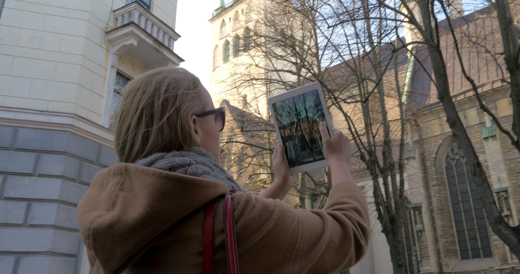 女性用床垫拍摄历史建筑的照片视频的预览图