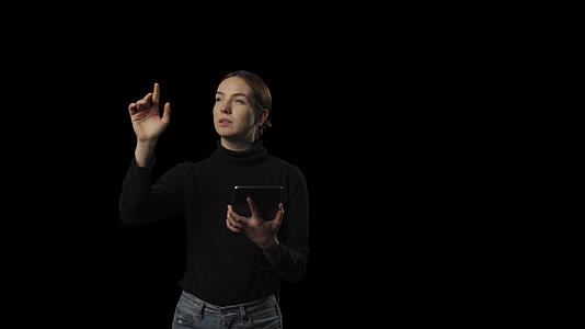 在孤立的背景下使用平板电脑的年轻女性视频的预览图