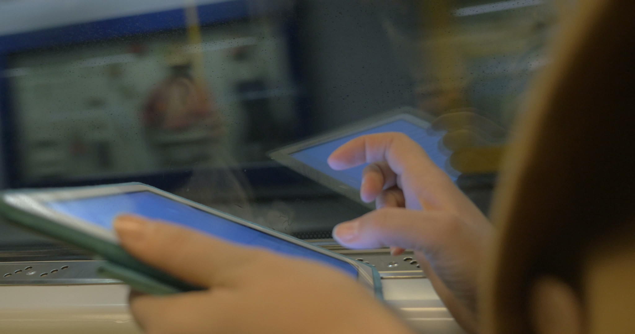 地铁乘客手中的平板电脑视频的预览图