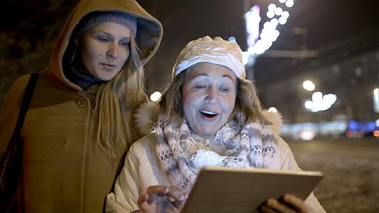 在一个寒冷的夜晚两在户外散步视频的预览图