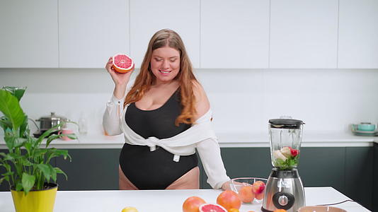 在现代厨房搅拌机混合新鲜水果制成健康的冰沙金发碧眼视频的预览图