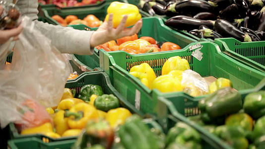 在蔬菜架超市的超级市场中女性在蔬菜架超市视频的预览图