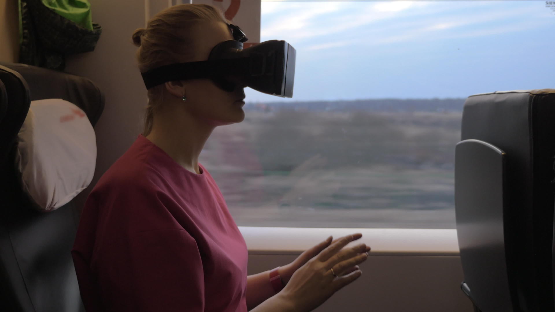 妇女在火车旅行中使用它Vr头套视频的预览图