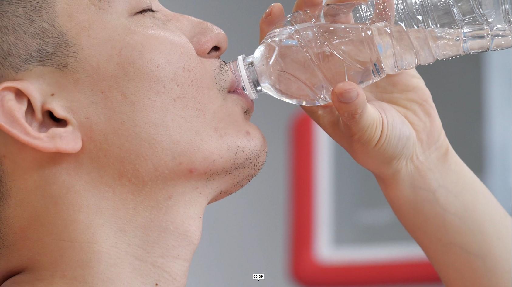 篮球运动员喝水特写视频的预览图
