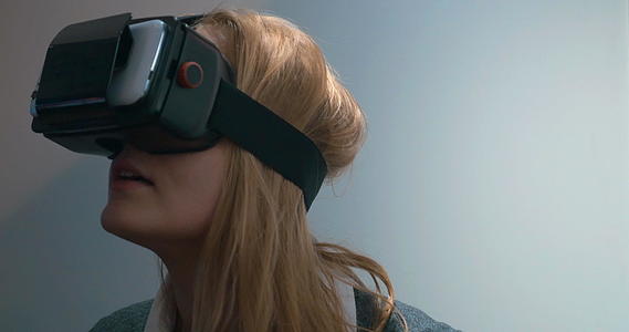 虚拟现实镜中的女性视频的预览图